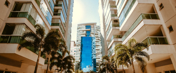 Rentvesting Abroad: Why Buying ETFs Beats Buying Property for Expats and Digital Nomads