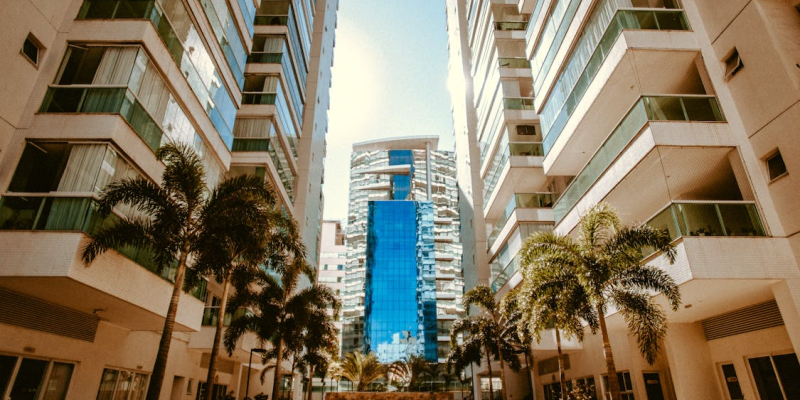 Rentvesting Abroad: Why Buying ETFs Beats Buying Property for Expats and Digital Nomads